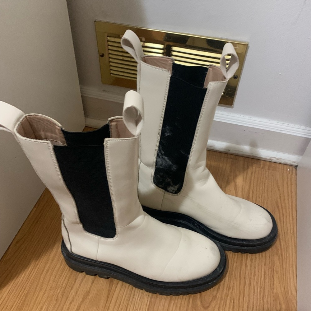 White and black boots - unbranded